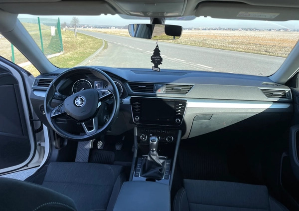 Skoda Superb cena 83000 przebieg: 142500, rok produkcji 2018 z Nysa małe 436